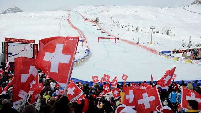 Ski-Fans im Zielraum von St. Moritz Ski-Fans im Zielraum von St. Moritz