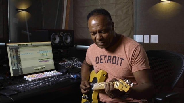 Ein schwarzer Musiker mit Gitarre im Studio. Ein schwarzer Musiker mit Gitarre im Studio.