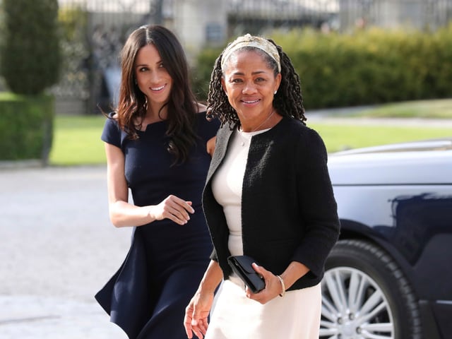 Meghan Markle und ihre Mutta vor einem Auto Meghan Markle und ihre Mutta vor einem Auto