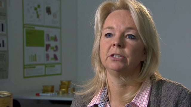 Eine blonde Frau in einer Interviewsituation. Eine blonde Frau in einer Interviewsituation.