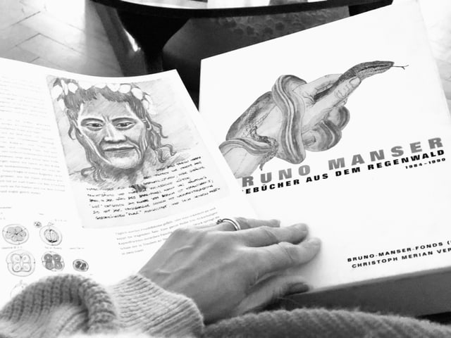 Annettte König blättert in einem der Tagebücher aus der Buch-Box:«Bruno Manser - Tagebücher aus dem Regenwald, 1984-1990» (CMV, 2019) Annettte König blättert in einem der Tagebücher aus der Buch-Box:«Bruno Manser - Tagebücher aus dem Regenwald, 1984-1990» (CMV, 2019)
