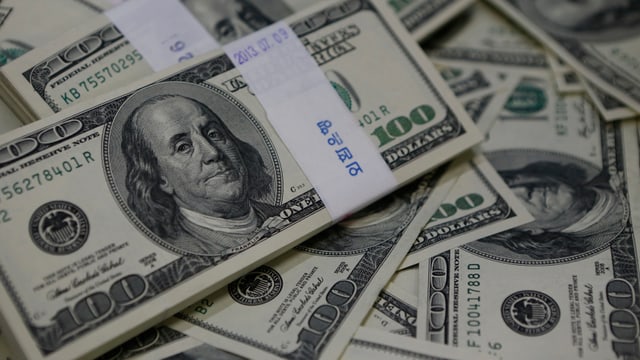 100-Dollar-Noten auf einem Tisch 100-Dollar-Noten auf einem Tisch