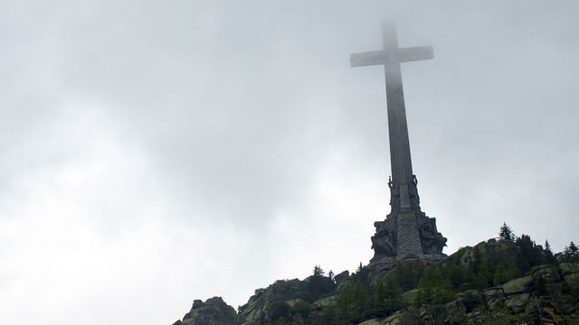 Riesiges Kreuz oberhalb von Madrid im Valle de los Caídos. Riesiges Kreuz oberhalb von Madrid im Valle de los Caídos.