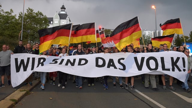 Demo mit "Wir sind das Volk!"-Bannern Demo mit "Wir sind das Volk!"-Bannern