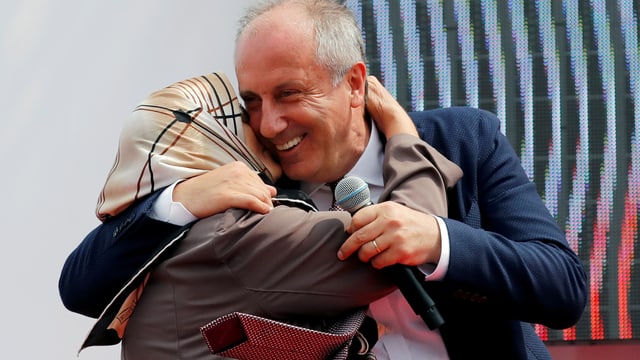 Muharrem Ince umarmt eine Frau. Muharrem Ince umarmt eine Frau.