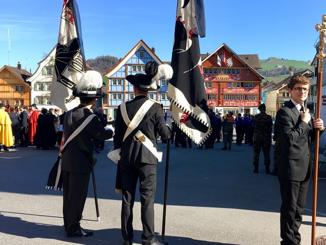 Zwei Fähnriche und viele Leute auf dem Appenzeller Landsgemeindeplatz. Zwei Fähnriche und viele Leute auf dem Appenzeller Landsgemeindeplatz.