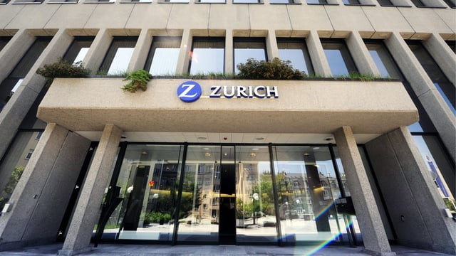 Eingang der Versicherung mit Logo. Eingang der Versicherung mit Logo.