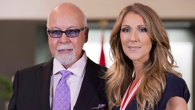René Angélil und Celine Dion Halbnahe lachen in Kamera. Er mit Brille, Anzug und violetter Krawatte. Sie im schwarzen Oberteil und Medaille um Hals. René Angélil und Celine Dion Halbnahe lachen in Kamera. Er mit Brille, Anzug und violetter Krawatte. Sie im schwarzen Oberteil und Medaille um Hals.