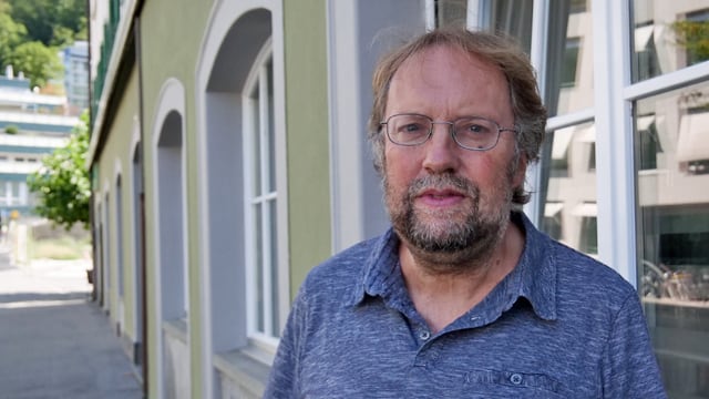 Mann vor einer Häuserfront Mann vor einer Häuserfront