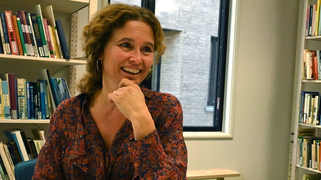 Eine Frau lächelt in die Kamera. Eine Frau lächelt in die Kamera.