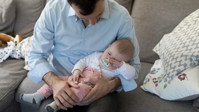 Vater hält Baby. Vater hält Baby.
