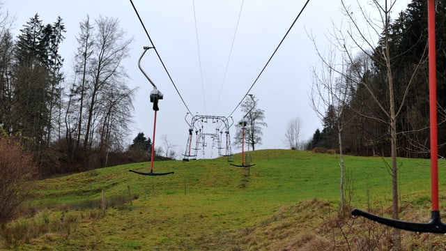 Skilift auf grasgrüner Wiese in Langenbruck. Skilift auf grasgrüner Wiese in Langenbruck.