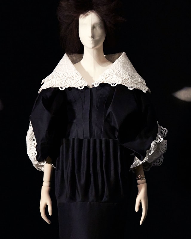 Schwarzes Kleid mit weissen Spitzen an Ärmeln und Kragen. Schwarzes Kleid mit weissen Spitzen an Ärmeln und Kragen.