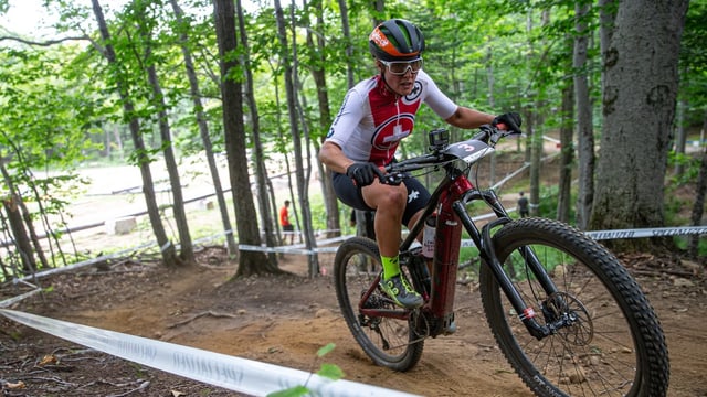 Mountainbikerin im Wald. Mountainbikerin im Wald.