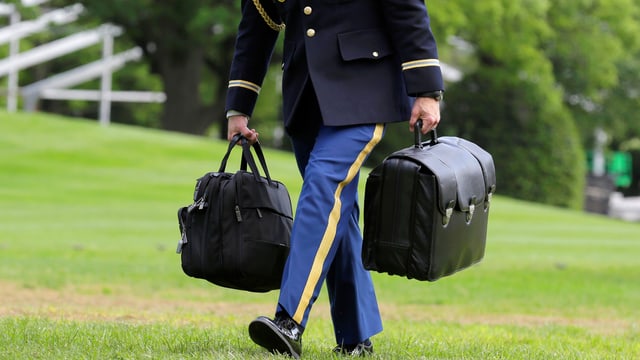 Ein Adjutant trägt den sogenannten «Fussball» des Präsidenten
