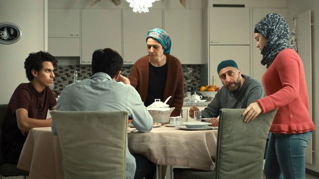 Eine Familie beim Abendbrot. Eine Familie beim Abendbrot.