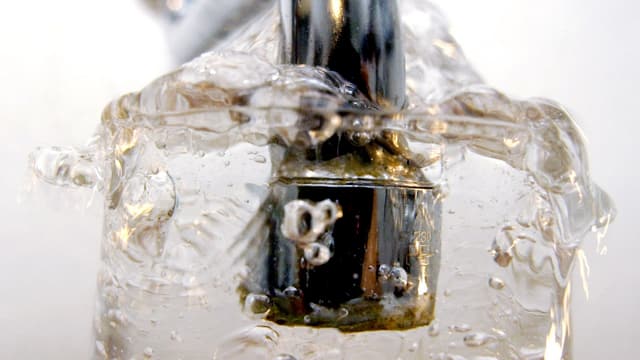 Wasser fliesst aus einem Hahnen in ein Glas. Wasser fliesst aus einem Hahnen in ein Glas.