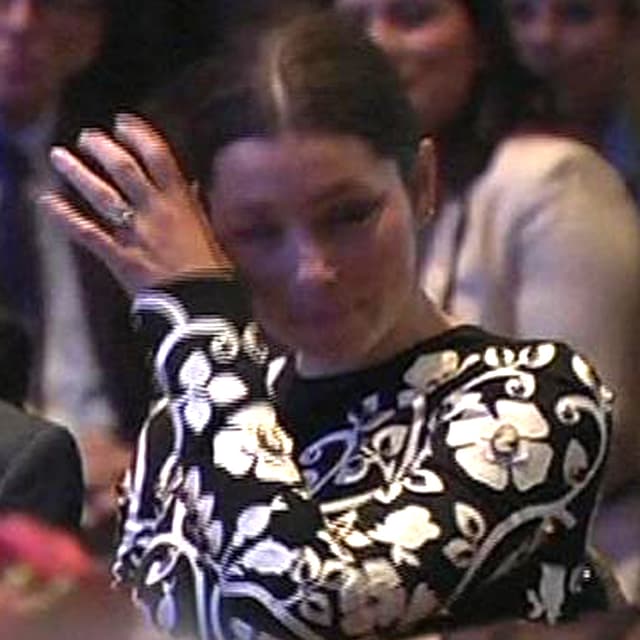 Jessica Biel sich die Augen abwischend. Jessica Biel sich die Augen abwischend.