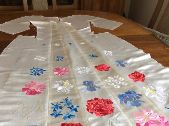 Weisses Kleid mit Blumen bestickt Weisses Kleid mit Blumen bestickt