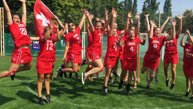 Die Lacrosse-Nati bei einem Teamfoto, bei dem alle Spielerinnen aufspringen. Die Lacrosse-Nati bei einem Teamfoto, bei dem alle Spielerinnen aufspringen.