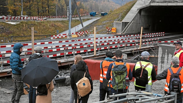 Simon Rohner, Leiter Autoverlad Vereina, informiert in Sagliains über die Vorteile der verlängerten Laderampe für den Verlad von Lastwagen am Südportal des Vereina-Bahntunnels. Simon Rohner, Leiter Autoverlad Vereina, informiert in Sagliains über die Vorteile der verlängerten Laderampe für den Verlad von Lastwagen am Südportal des Vereina-Bahntunnels.