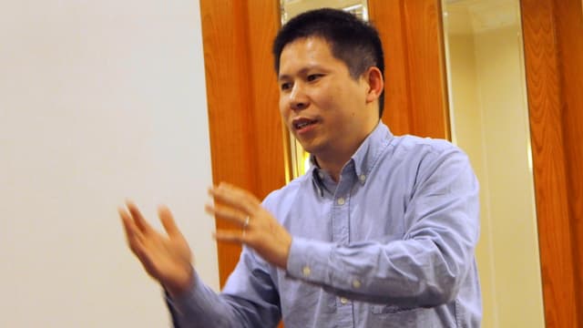 Der chinesische Anwalt Xu Zhiyoung redet und gestikuliert Der chinesische Anwalt Xu Zhiyoung redet und gestikuliert
