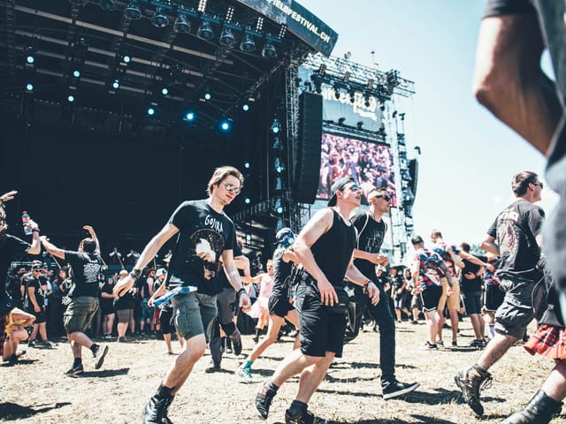 Besucher beim Circle Pit