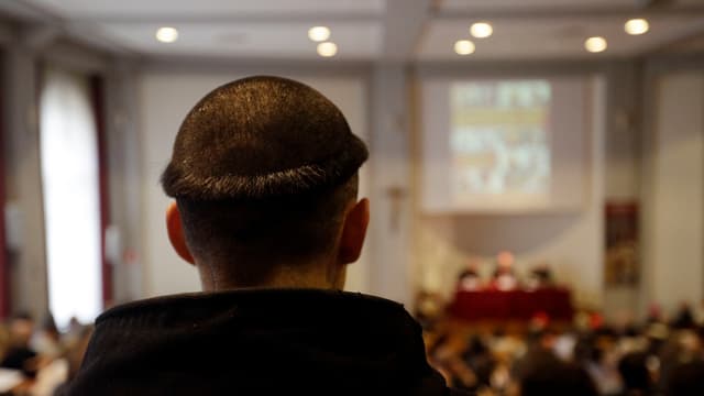 Mönch hört sich Vorlesung an Vatikan-Uni an. Mönch hört sich Vorlesung an Vatikan-Uni an.