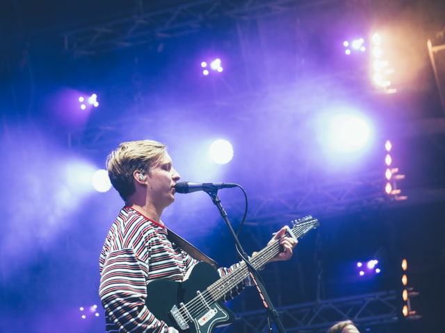Knuffig, der englische Singer-Songwriter George Ezra. Er war am Freitagabend zu Gast im Sittertobel.