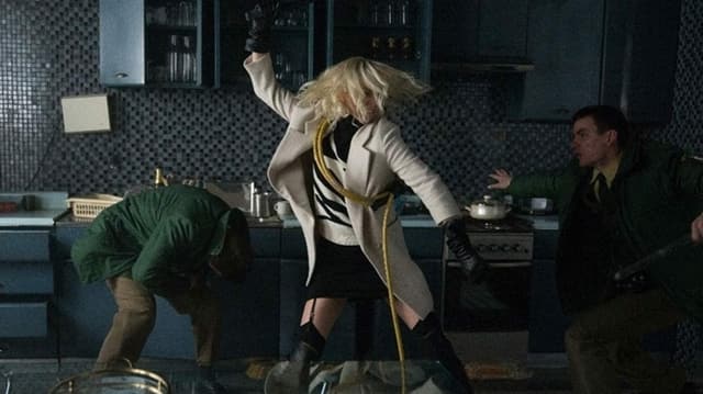 Schönheit mit Schlagkraft: Charlize Theron beim In-Fight in Atomic Blonde. Schönheit mit Schlagkraft: Charlize Theron beim In-Fight in Atomic Blonde.