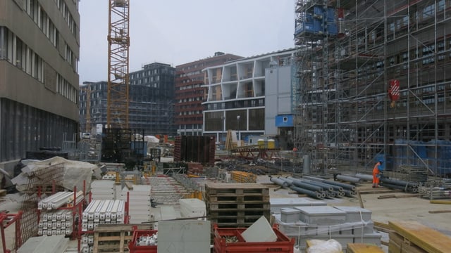 Grosse Baustelle mit einem Kran im Hintergrund Grosse Baustelle mit einem Kran im Hintergrund