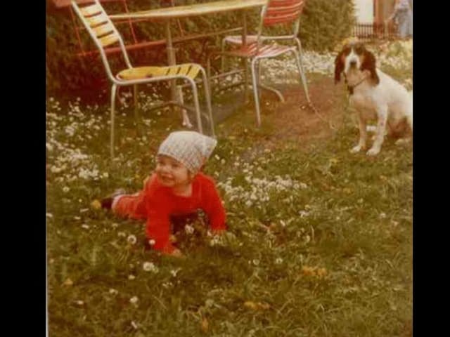 Riccarda Trepp als Kind und ein Hund im Garten.