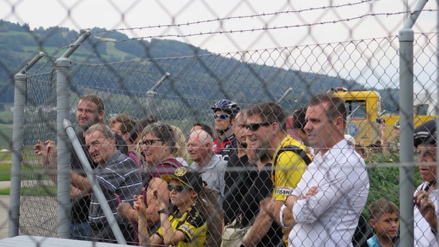 Menschen hinter einem Zaun Menschen hinter einem Zaun