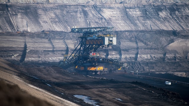 Ein Bagger fördert Braunkohle Ein Bagger fördert Braunkohle