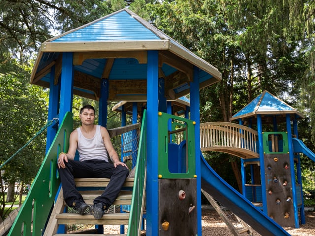 Peter Leutwyler auf einem Spielplatz. Peter Leutwyler auf einem Spielplatz.