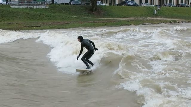Surfer freuen sich über hohe Wellen der Birs (23.01.18)