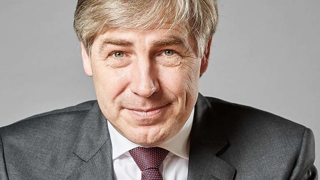 Porträtaufnahme von Wellershoff. Porträtaufnahme von Wellershoff.