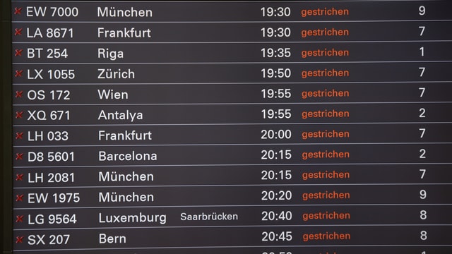Eine Anzeigetafel zeigt die gestrichenen Flüge Eine Anzeigetafel zeigt die gestrichenen Flüge