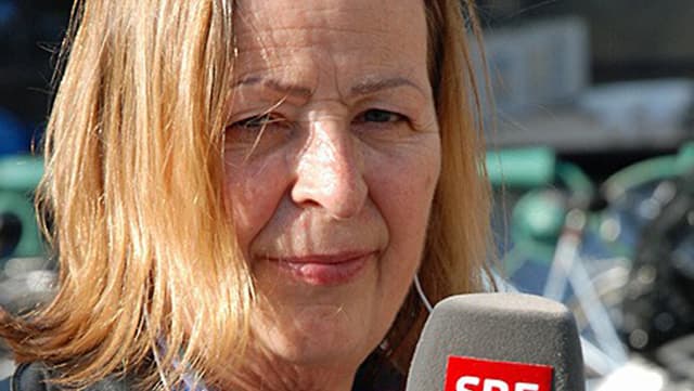 Frau mit Mikrofon. Frau mit Mikrofon.