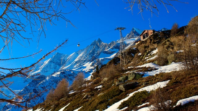 Wanderwetter auf der Hannig (2350 Meter über Meer), dahinter der verschneite Dom. Wanderwetter auf der Hannig (2350 Meter über Meer), dahinter der verschneite Dom.