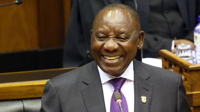 Der neue südafrikanische Präsident Cyril Ramaphosa steht an einem Rednerpult in Cape Town. Der neue südafrikanische Präsident Cyril Ramaphosa steht an einem Rednerpult in Cape Town.