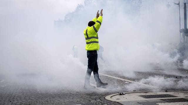 Ein «Gilet Jaune» in einer Nebelschwade. Ein «Gilet Jaune» in einer Nebelschwade.