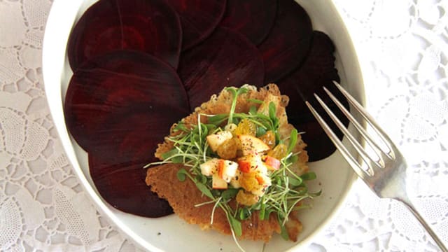 Vorspeise: Randen-Carpaccio mit Kresse-Nest Vorspeise: Randen-Carpaccio mit Kresse-Nest