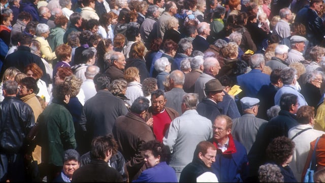 Viele Menschen auf einem Platz Viele Menschen auf einem Platz