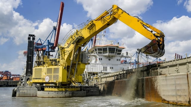 Hamburg im Juni 2020: Ein Bagger holt bei Arbeiten zur Elbvertiefung Schlick aus einem Hafenbecken. Hamburg im Juni 2020: Ein Bagger holt bei Arbeiten zur Elbvertiefung Schlick aus einem Hafenbecken.
