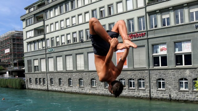 Salto in die Aare in Thun. Salto in die Aare in Thun.