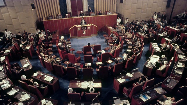 1981 wurde Revolutionsführer Chomeini vom Majlis, dem iranischen Parlament, vereidigt. 1981 wurde Revolutionsführer Chomeini vom Majlis, dem iranischen Parlament, vereidigt.