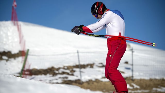 Mauro Caviezel steht vor einem Hang mit wenig Schnee Mauro Caviezel steht vor einem Hang mit wenig Schnee