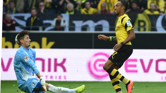 Pierre-Emerick Aubameyang prüft Roman Bürki. Pierre-Emerick Aubameyang prüft Roman Bürki.