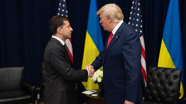 Wolodimir Selenksi und Donald Trump schütteln sich die Hand Wolodimir Selenksi und Donald Trump schütteln sich die Hand